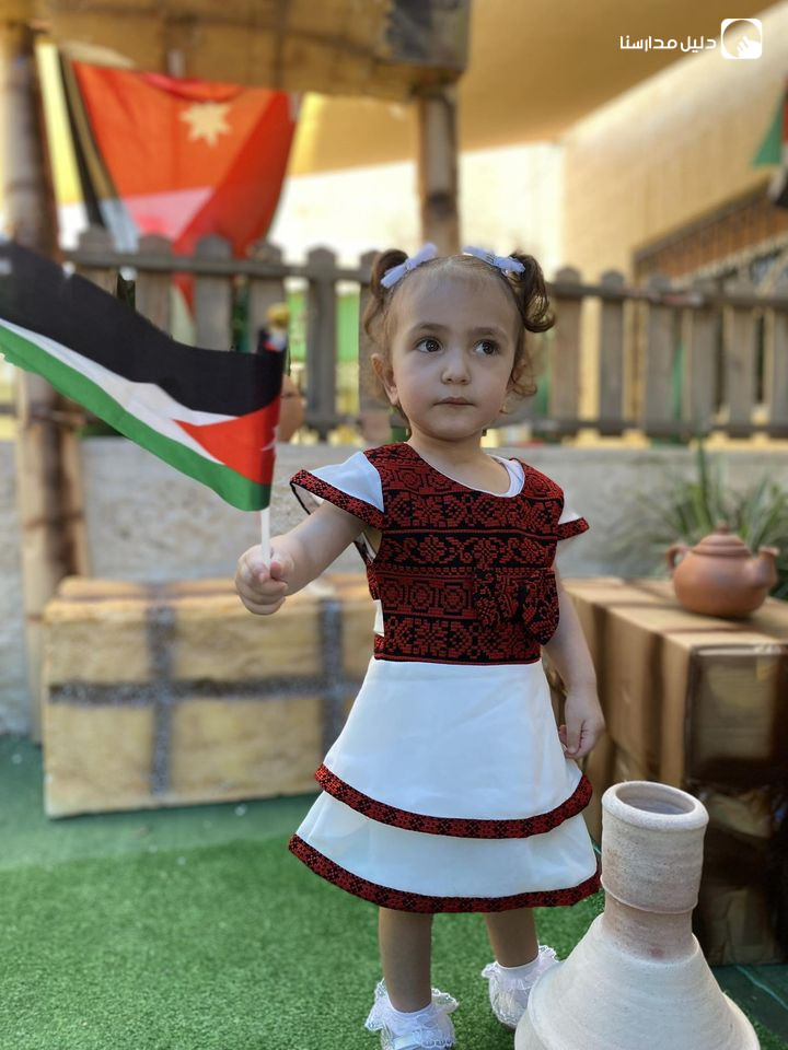 حضانة لف اند كير slide 2