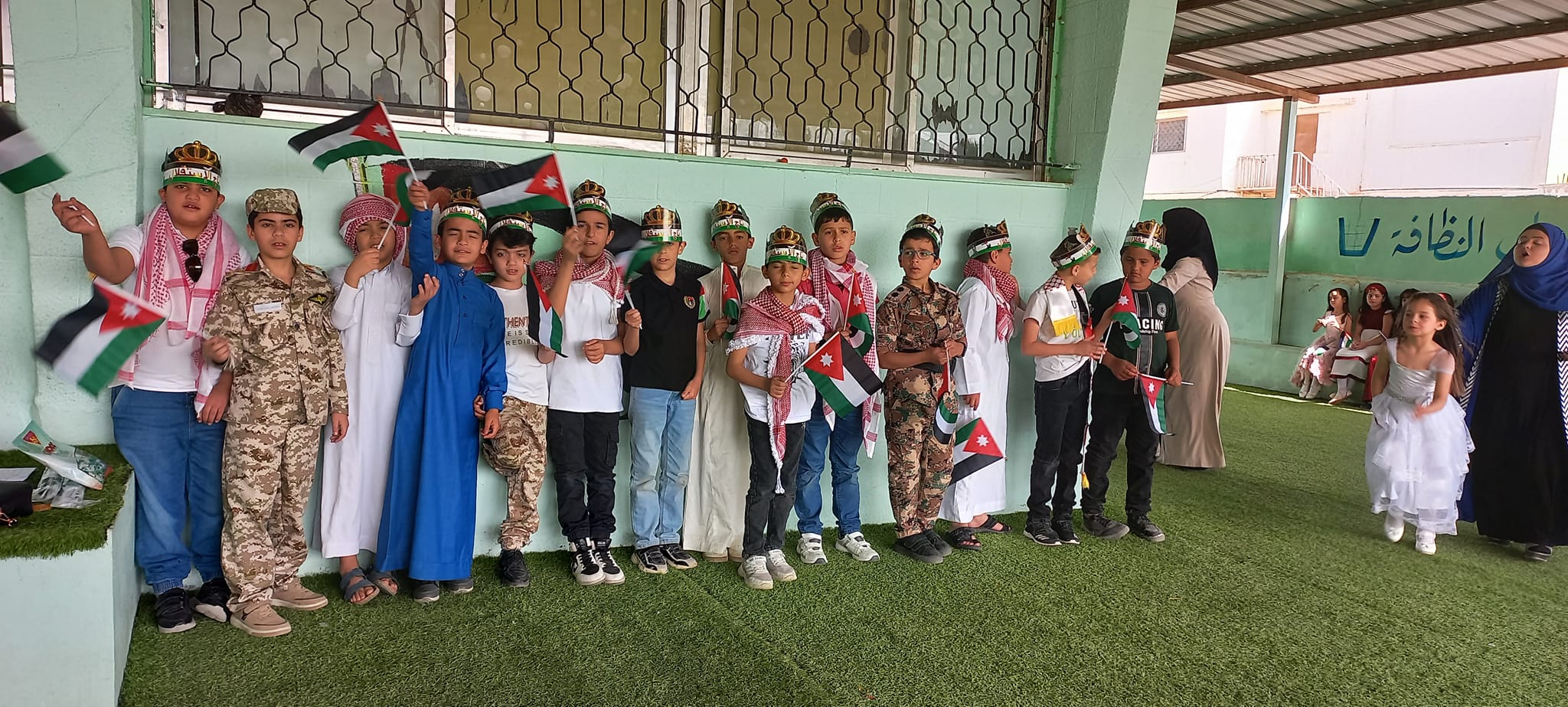 مدرسة مجد المفرق للتميز slide 2