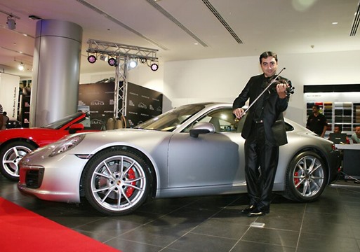 searchLayout.resultCard.imageAlt.blog - SMGتطلق سيارتين بورشه الجديدة بعرض أزياء