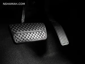 ما هو سبب سماع صوت طقة عند الضغط على دواسة الفرامل؟